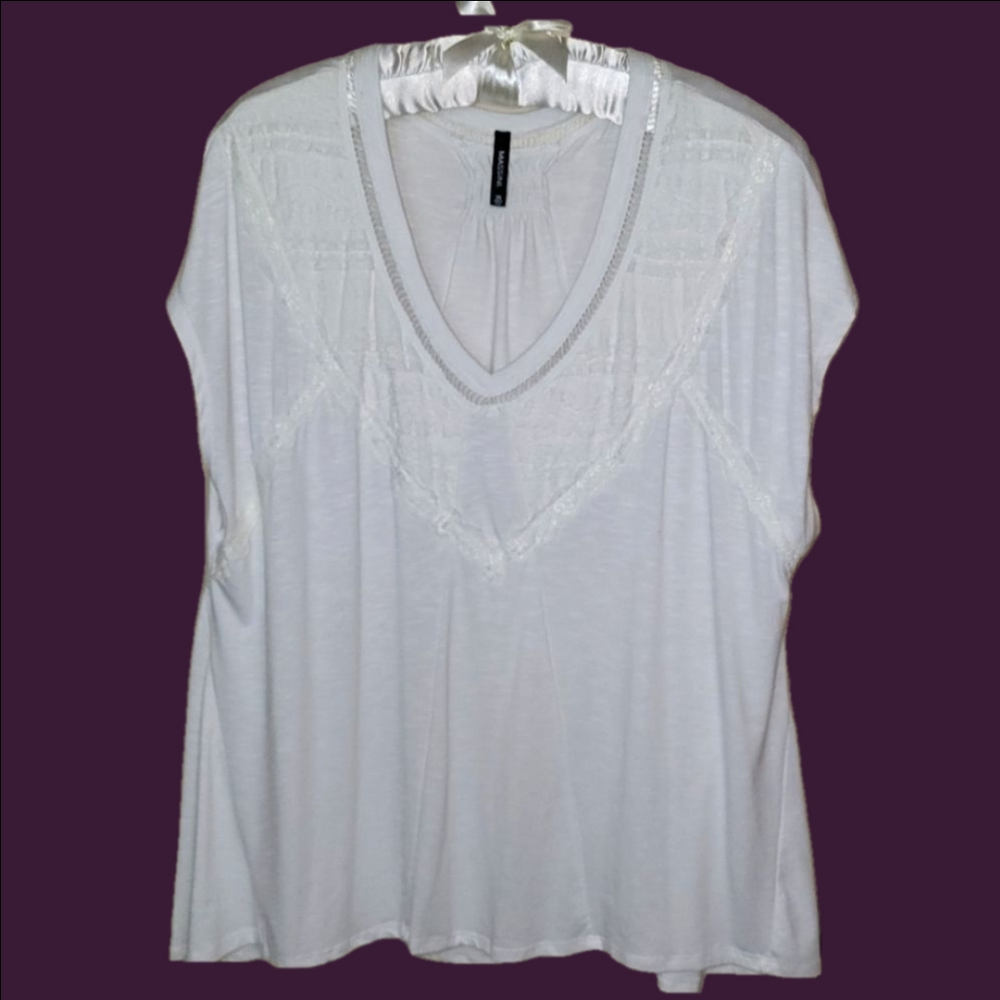 #243 Massini- Size: 3x White tunic top with lace front cap sleeves,